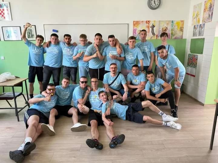 BROĐANI PONOVNO NAJBOLJI: Imamo brutalne maturante. Pogledajte njihove poruke