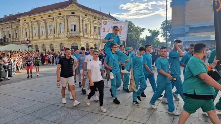 BROĐANI PONOVNO NAJBOLJI: Imamo brutalne maturante. Pogledajte njihove poruke