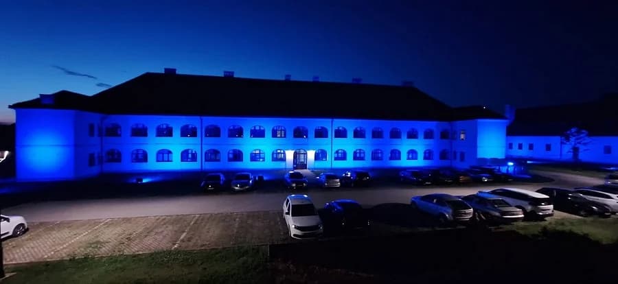Tvrđava Brod osvijetljena povodom Međunarodnog dana svjesnosti o bolestima štitnjače