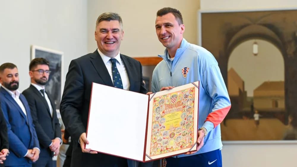 JOŠ JEDNO PRIZNANJE: Mandžukić od Milanovića dobio povelju Republike Hrvatske