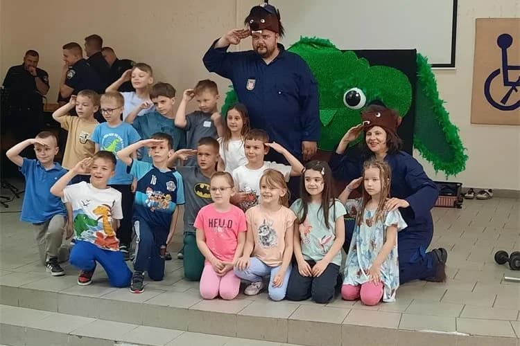 Kazališna predstava za djecu, u kojoj uz glumce sudjeluju i brodski policajci