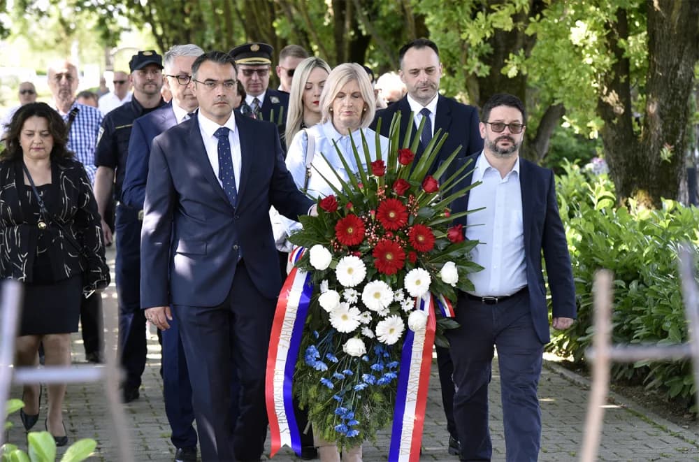 Uz Dan državnosti na Gradskom groblju u Slavonskom Brodu, kod Spomenika poginulim hrvatskim braniteljima na Trgu Stjepana Miletića te kod Spomenika prvom hrvatskom predsjedniku dr. Franji Tužmanu polo