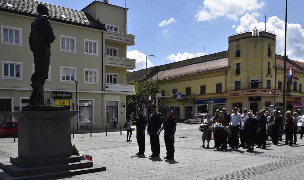 Uz Dan državnosti na Gradskom groblju u Slavonskom Brodu, kod Spomenika poginulim hrvatskim braniteljima na Trgu Stjepana Miletića te kod Spomenika prvom hrvatskom predsjedniku dr. Franji Tužmanu polo