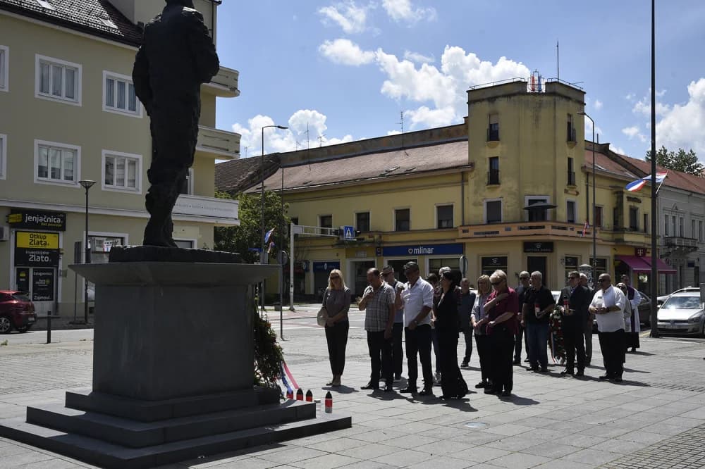 Uz Dan državnosti na Gradskom groblju u Slavonskom Brodu, kod Spomenika poginulim hrvatskim braniteljima na Trgu Stjepana Miletića te kod Spomenika prvom hrvatskom predsjedniku dr. Franji Tužmanu polo