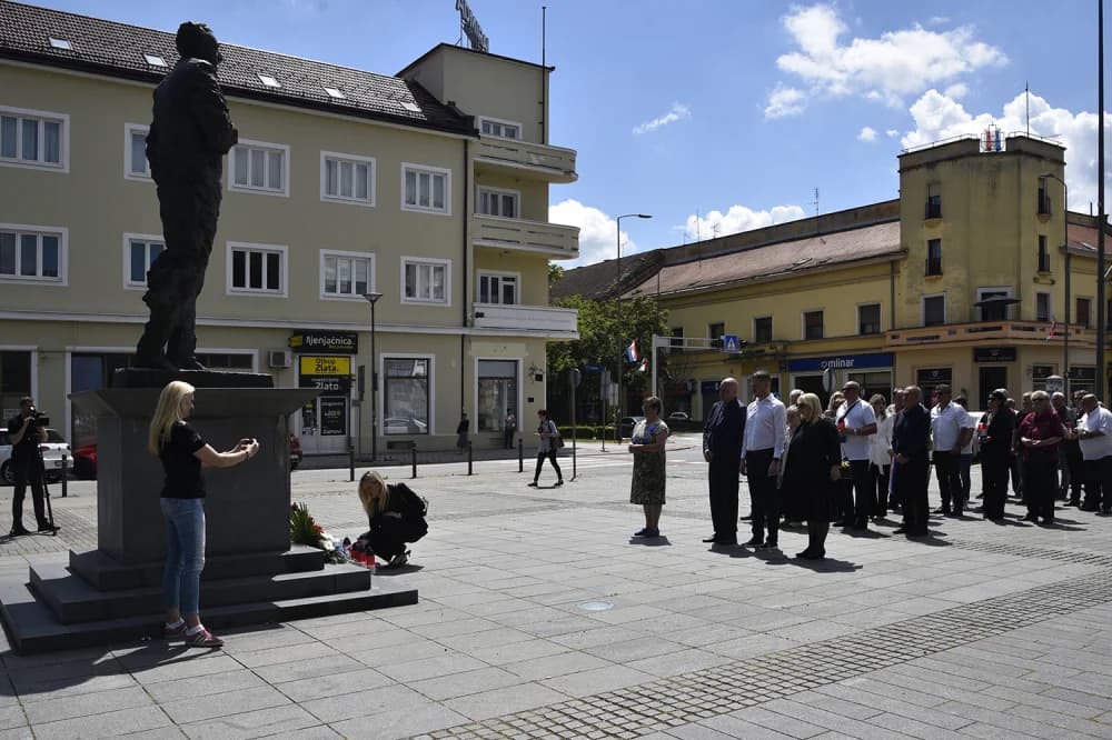 Uz Dan državnosti na Gradskom groblju u Slavonskom Brodu, kod Spomenika poginulim hrvatskim braniteljima na Trgu Stjepana Miletića te kod Spomenika prvom hrvatskom predsjedniku dr. Franji Tužmanu polo