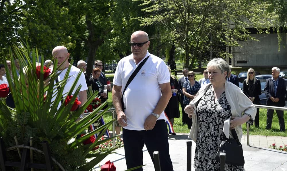 Uz Dan državnosti na Gradskom groblju u Slavonskom Brodu, kod Spomenika poginulim hrvatskim braniteljima na Trgu Stjepana Miletića te kod Spomenika prvom hrvatskom predsjedniku dr. Franji Tužmanu polo