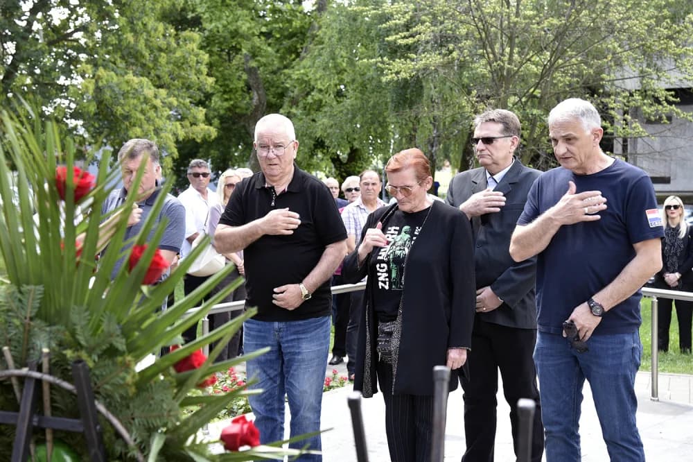 Uz Dan državnosti na Gradskom groblju u Slavonskom Brodu, kod Spomenika poginulim hrvatskim braniteljima na Trgu Stjepana Miletića te kod Spomenika prvom hrvatskom predsjedniku dr. Franji Tužmanu polo