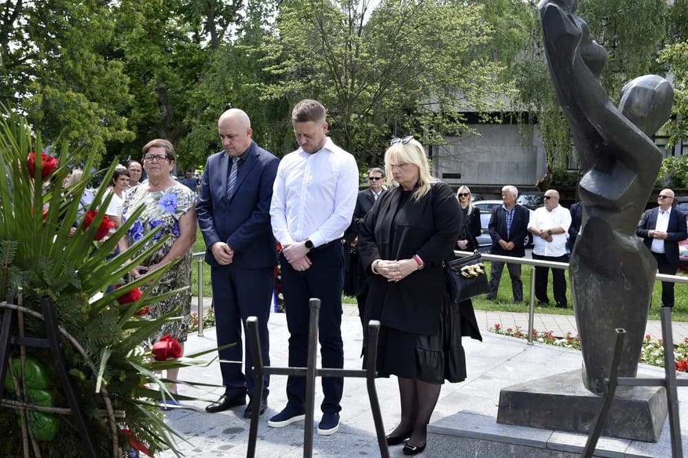 Uz Dan državnosti na Gradskom groblju u Slavonskom Brodu, kod Spomenika poginulim hrvatskim braniteljima na Trgu Stjepana Miletića te kod Spomenika prvom hrvatskom predsjedniku dr. Franji Tužmanu polo