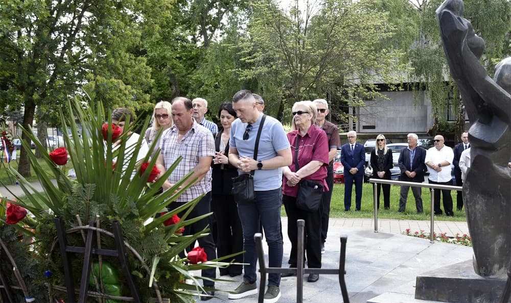 Uz Dan državnosti na Gradskom groblju u Slavonskom Brodu, kod Spomenika poginulim hrvatskim braniteljima na Trgu Stjepana Miletića te kod Spomenika prvom hrvatskom predsjedniku dr. Franji Tužmanu polo