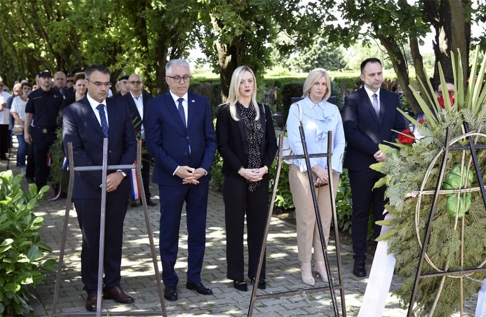 Uz Dan državnosti na Gradskom groblju u Slavonskom Brodu, kod Spomenika poginulim hrvatskim braniteljima na Trgu Stjepana Miletića te kod Spomenika prvom hrvatskom predsjedniku dr. Franji Tužmanu polo