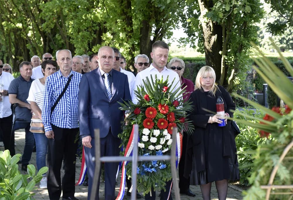 Uz Dan državnosti na Gradskom groblju u Slavonskom Brodu, kod Spomenika poginulim hrvatskim braniteljima na Trgu Stjepana Miletića te kod Spomenika prvom hrvatskom predsjedniku dr. Franji Tužmanu polo