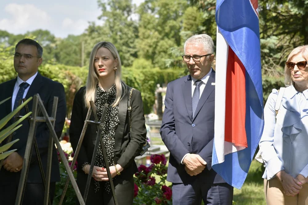 Uz Dan državnosti na Gradskom groblju u Slavonskom Brodu, kod Spomenika poginulim hrvatskim braniteljima na Trgu Stjepana Miletića te kod Spomenika prvom hrvatskom predsjedniku dr. Franji Tužmanu polo