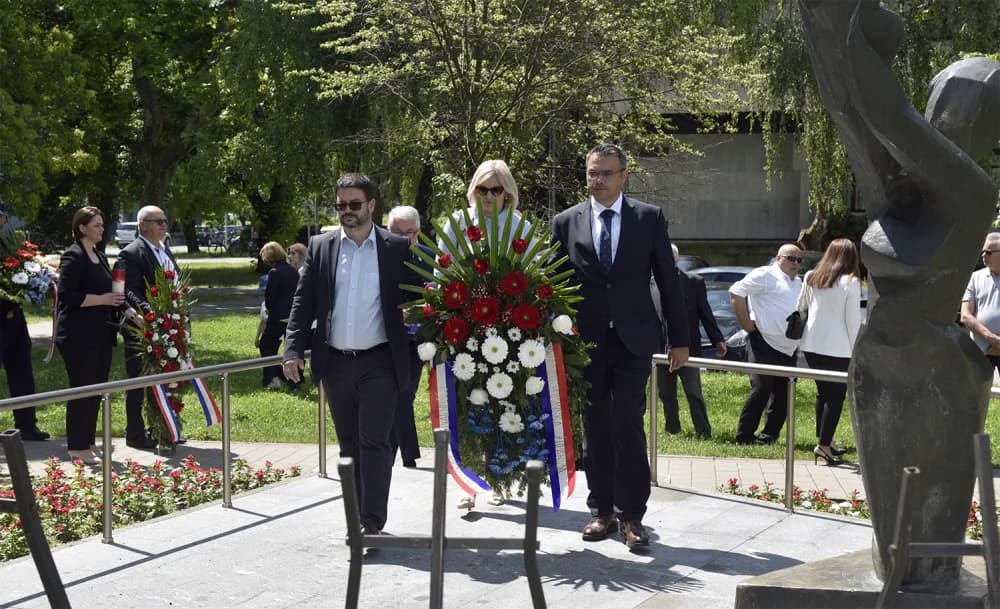 Uz Dan državnosti na Gradskom groblju u Slavonskom Brodu, kod Spomenika poginulim hrvatskim braniteljima na Trgu Stjepana Miletića te kod Spomenika prvom hrvatskom predsjedniku dr. Franji Tužmanu polo