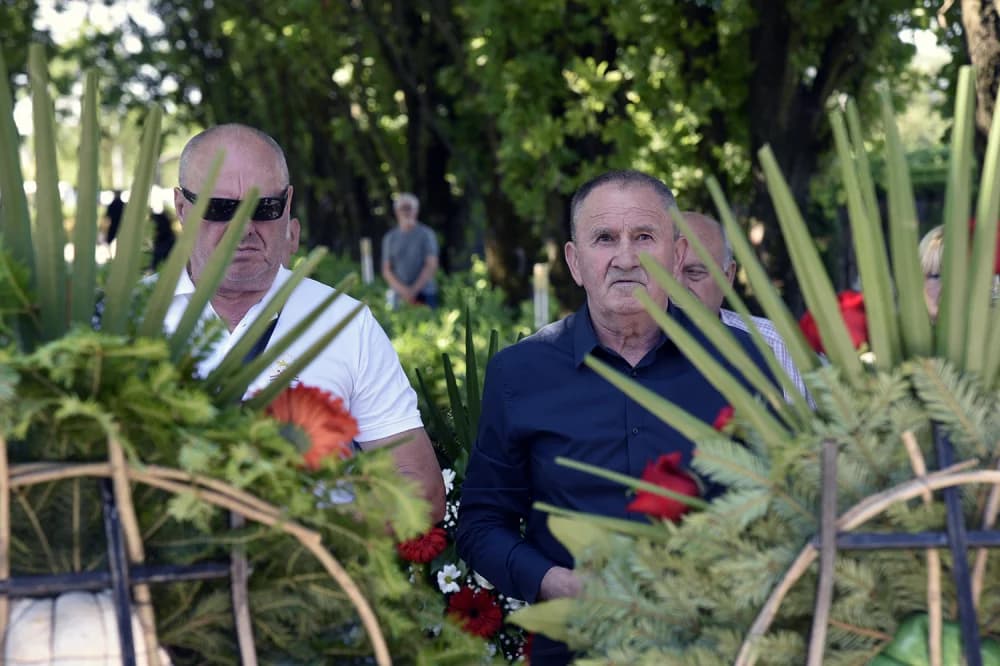 Uz Dan državnosti na Gradskom groblju u Slavonskom Brodu, kod Spomenika poginulim hrvatskim braniteljima na Trgu Stjepana Miletića te kod Spomenika prvom hrvatskom predsjedniku dr. Franji Tužmanu polo