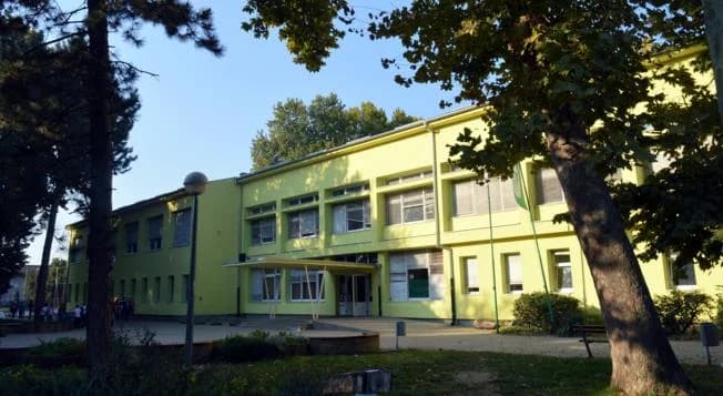 Majka učenika šestog razreda pedagoginju napala torbom i udarala je o stolicu