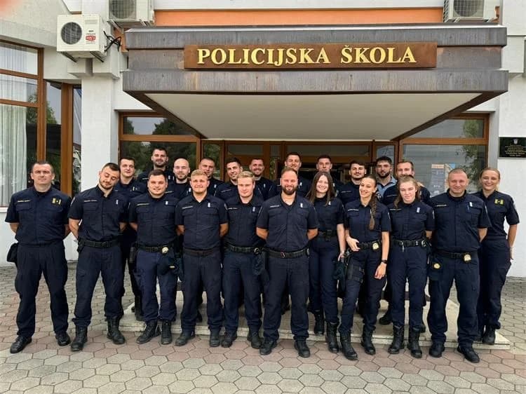 Brodsko-posavski policajci kroz osam tjedana uspješno završili 120. tečaj granične policije