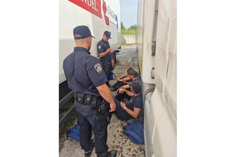 Brodsko-posavski policajci kroz osam tjedana uspješno završili 120. tečaj granične policije
