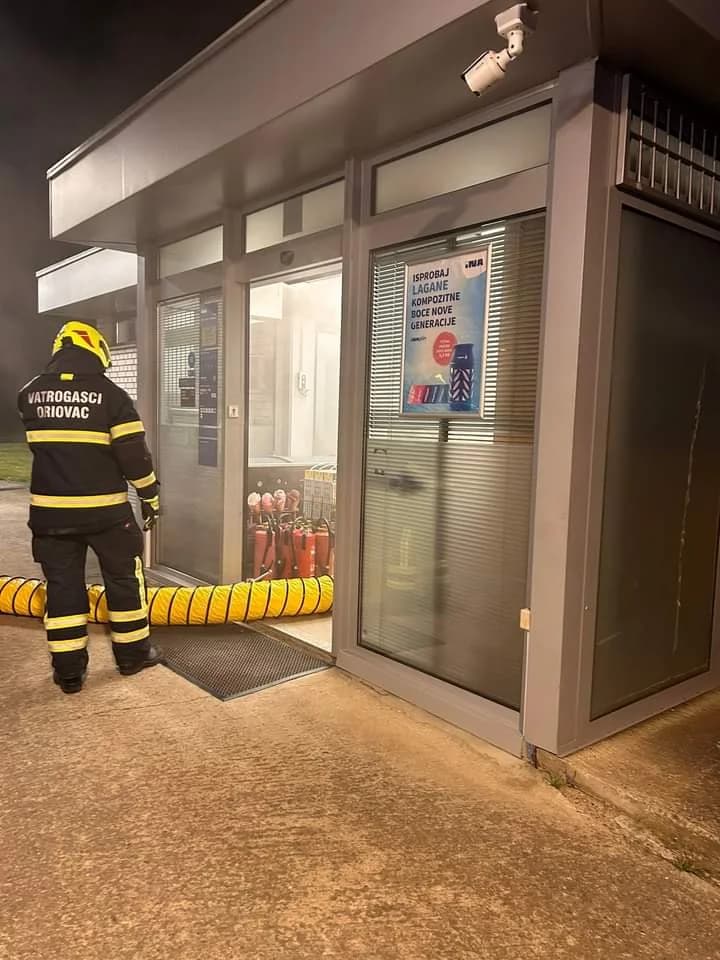 VELIKA DRAMA U ORIOVCU: Na pumpi se pojavilo puno dima, stigli i vatrogasci