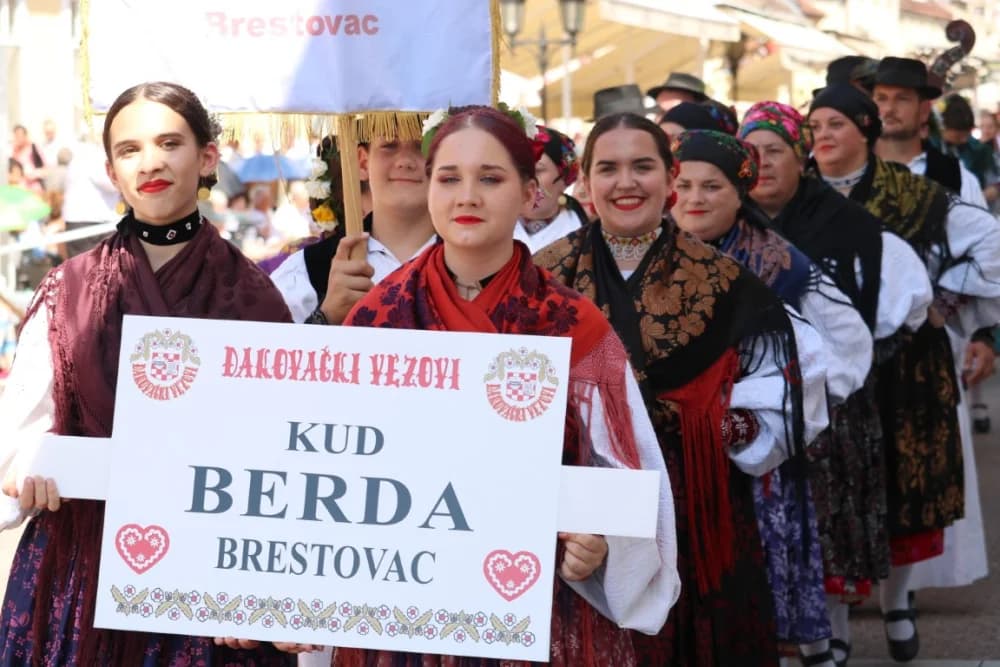 /VELIKA FOTOGALERIJA/ Ljepota tradicije i bogatstvo narodnih običaja dočarana na 58. Đakovačkim vezovima