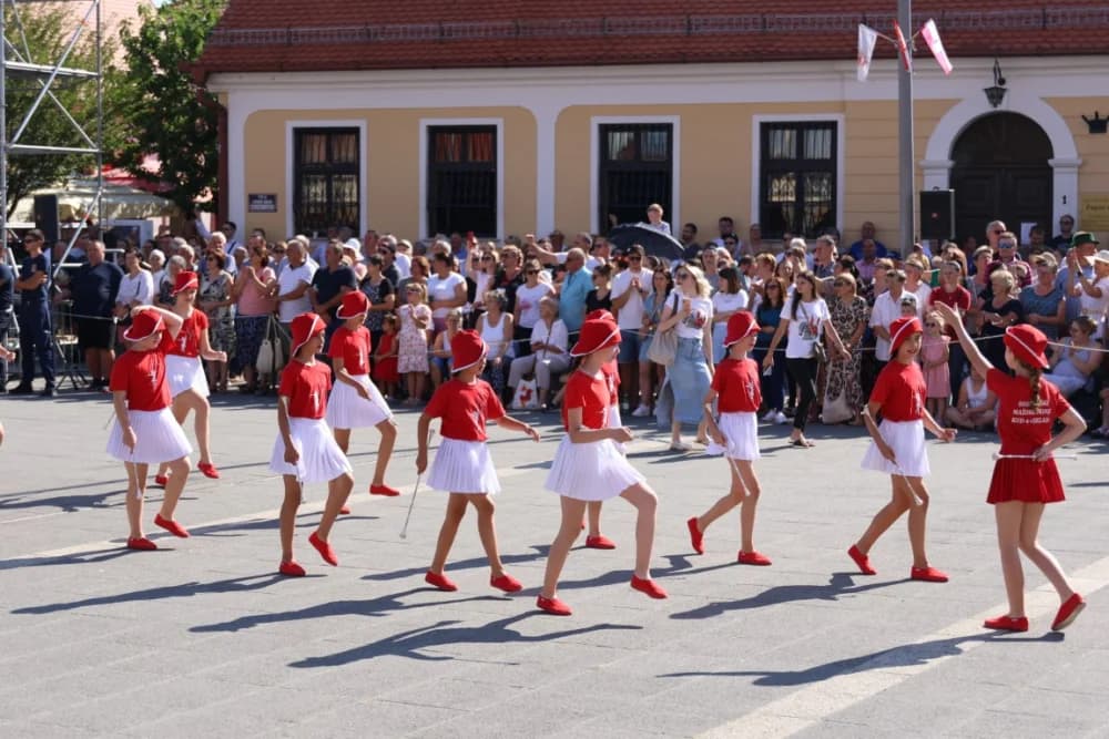 /VELIKA FOTOGALERIJA/ Ljepota tradicije i bogatstvo narodnih običaja dočarana na 58. Đakovačkim vezovima