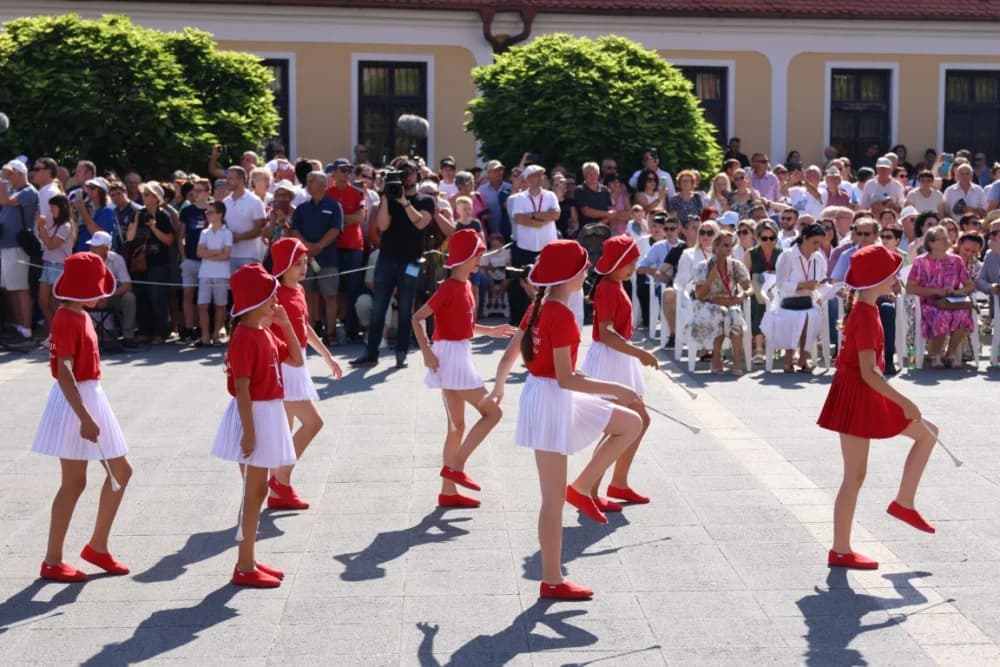 /VELIKA FOTOGALERIJA/ Ljepota tradicije i bogatstvo narodnih običaja dočarana na 58. Đakovačkim vezovima