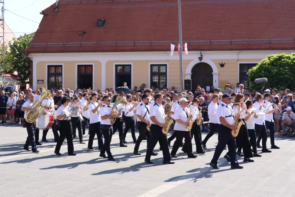 /VELIKA FOTOGALERIJA/ Ljepota tradicije i bogatstvo narodnih običaja dočarana na 58. Đakovačkim vezovima