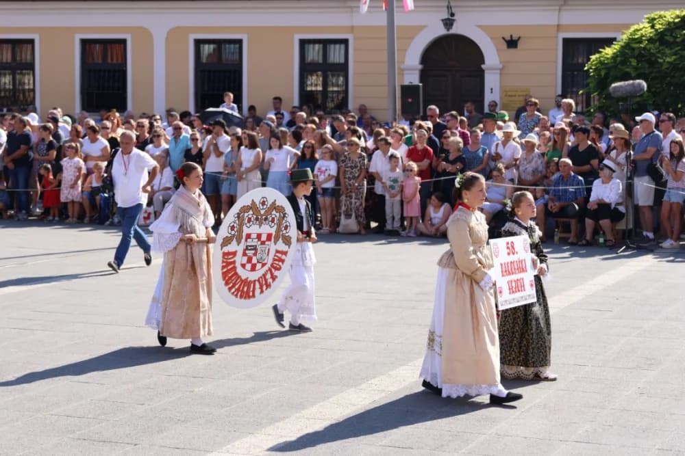 /VELIKA FOTOGALERIJA/ Ljepota tradicije i bogatstvo narodnih običaja dočarana na 58. Đakovačkim vezovima