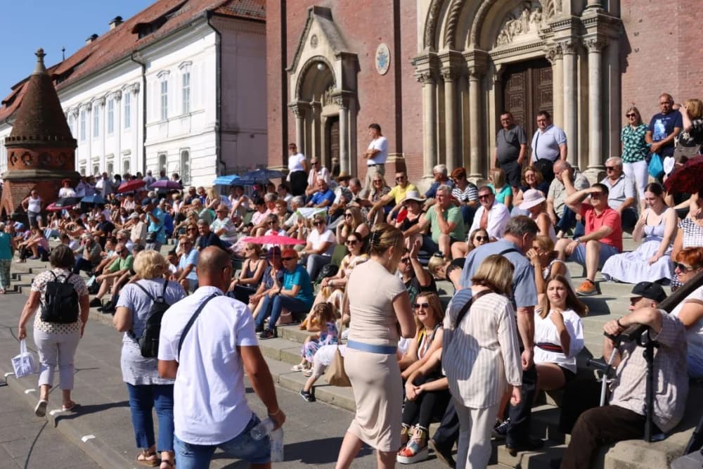 /VELIKA FOTOGALERIJA/ Ljepota tradicije i bogatstvo narodnih običaja dočarana na 58. Đakovačkim vezovima