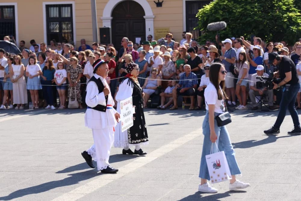 /VELIKA FOTOGALERIJA/ Ljepota tradicije i bogatstvo narodnih običaja dočarana na 58. Đakovačkim vezovima