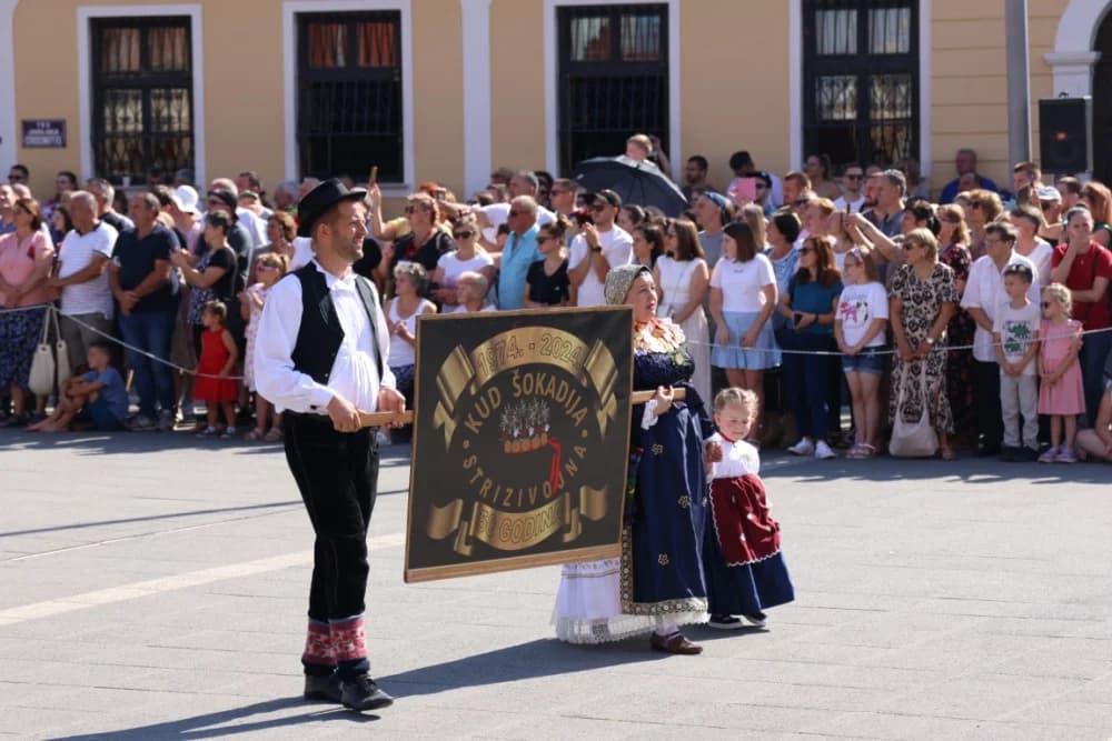 /VELIKA FOTOGALERIJA/ Ljepota tradicije i bogatstvo narodnih običaja dočarana na 58. Đakovačkim vezovima