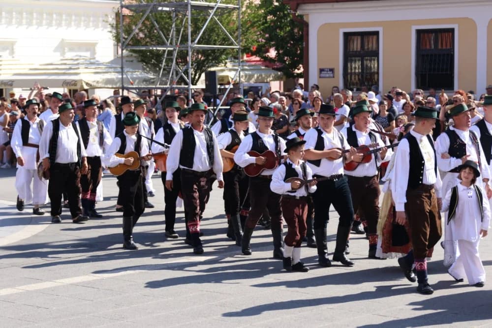 /VELIKA FOTOGALERIJA/ Ljepota tradicije i bogatstvo narodnih običaja dočarana na 58. Đakovačkim vezovima