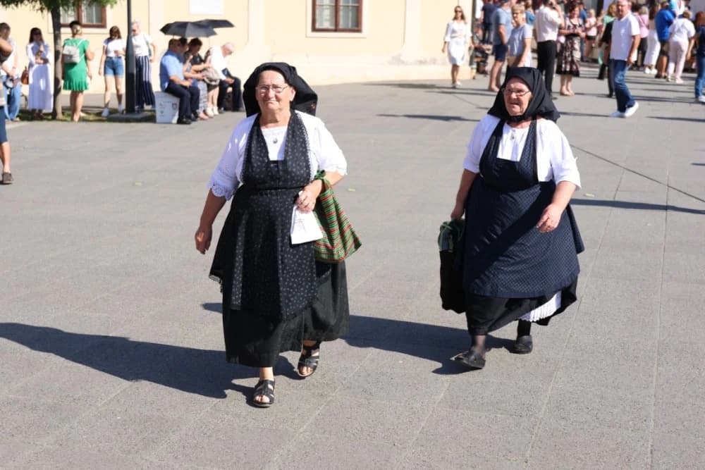 /VELIKA FOTOGALERIJA/ Ljepota tradicije i bogatstvo narodnih običaja dočarana na 58. Đakovačkim vezovima