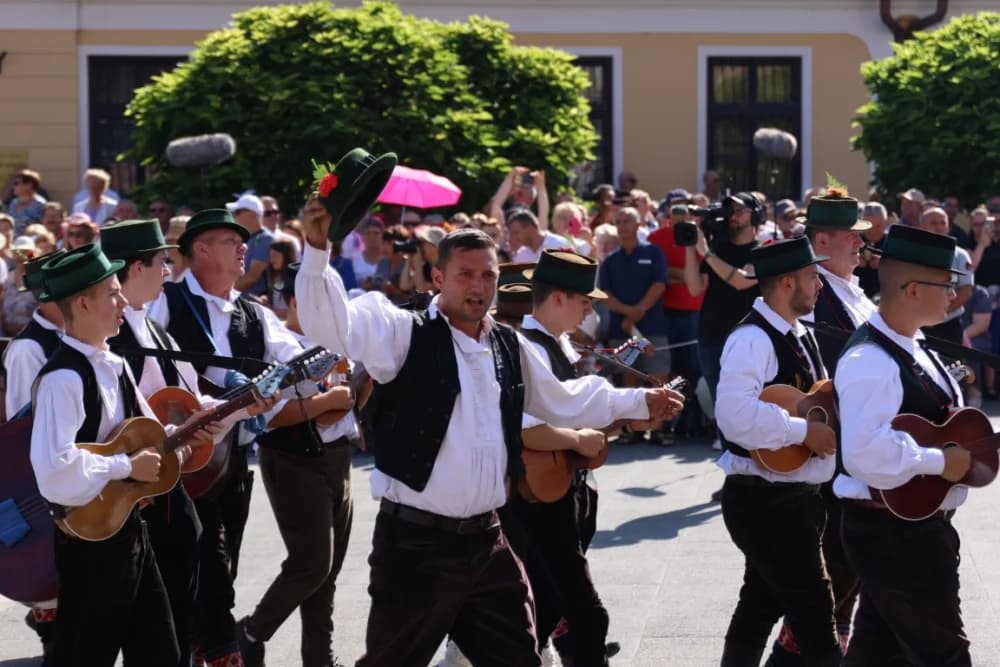 /VELIKA FOTOGALERIJA/ Ljepota tradicije i bogatstvo narodnih običaja dočarana na 58. Đakovačkim vezovima