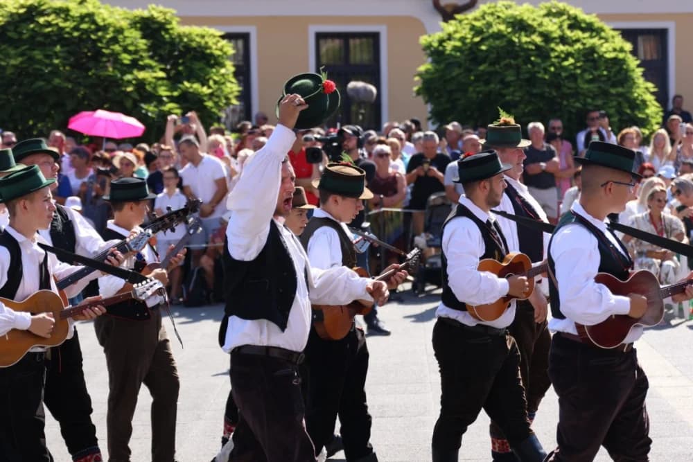 /VELIKA FOTOGALERIJA/ Ljepota tradicije i bogatstvo narodnih običaja dočarana na 58. Đakovačkim vezovima
