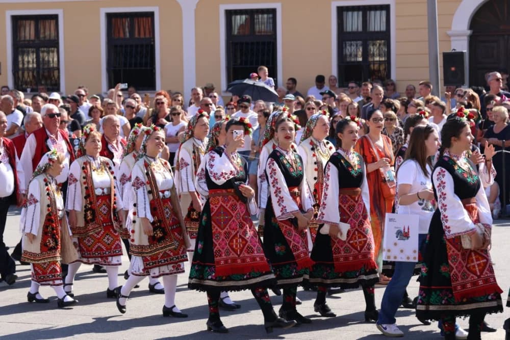 /VELIKA FOTOGALERIJA/ Ljepota tradicije i bogatstvo narodnih običaja dočarana na 58. Đakovačkim vezovima