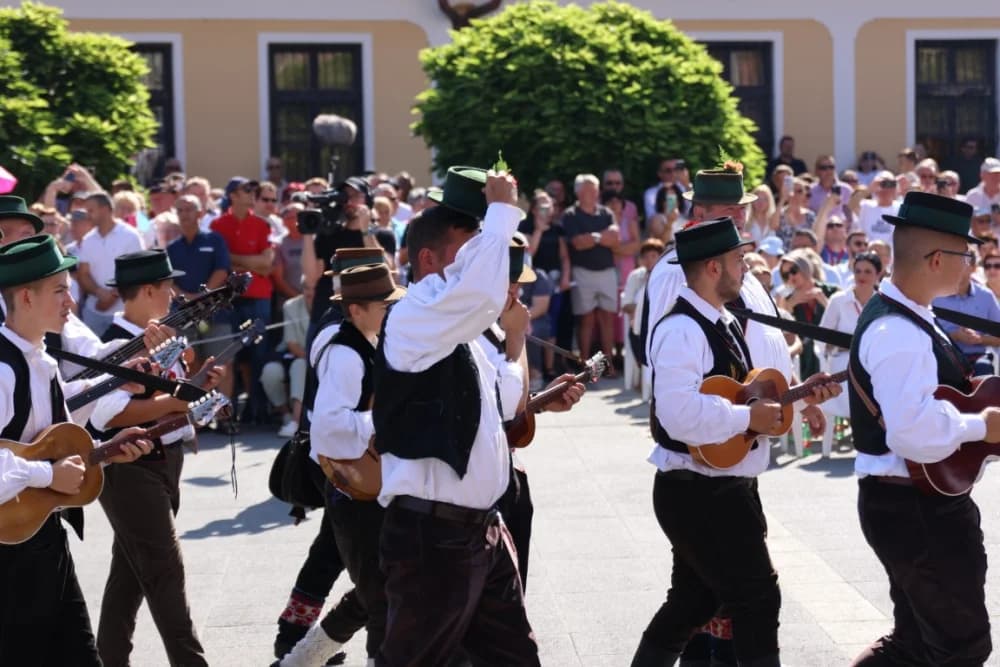 /VELIKA FOTOGALERIJA/ Ljepota tradicije i bogatstvo narodnih običaja dočarana na 58. Đakovačkim vezovima