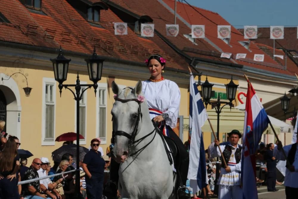 /VELIKA FOTOGALERIJA/ Ljepota tradicije i bogatstvo narodnih običaja dočarana na 58. Đakovačkim vezovima