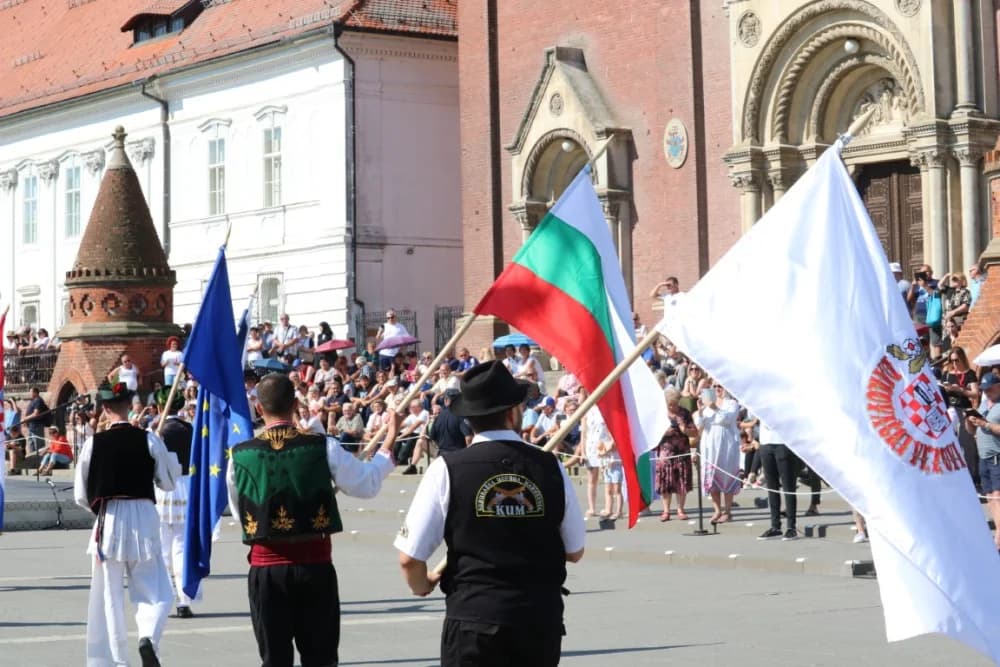 /VELIKA FOTOGALERIJA/ Ljepota tradicije i bogatstvo narodnih običaja dočarana na 58. Đakovačkim vezovima