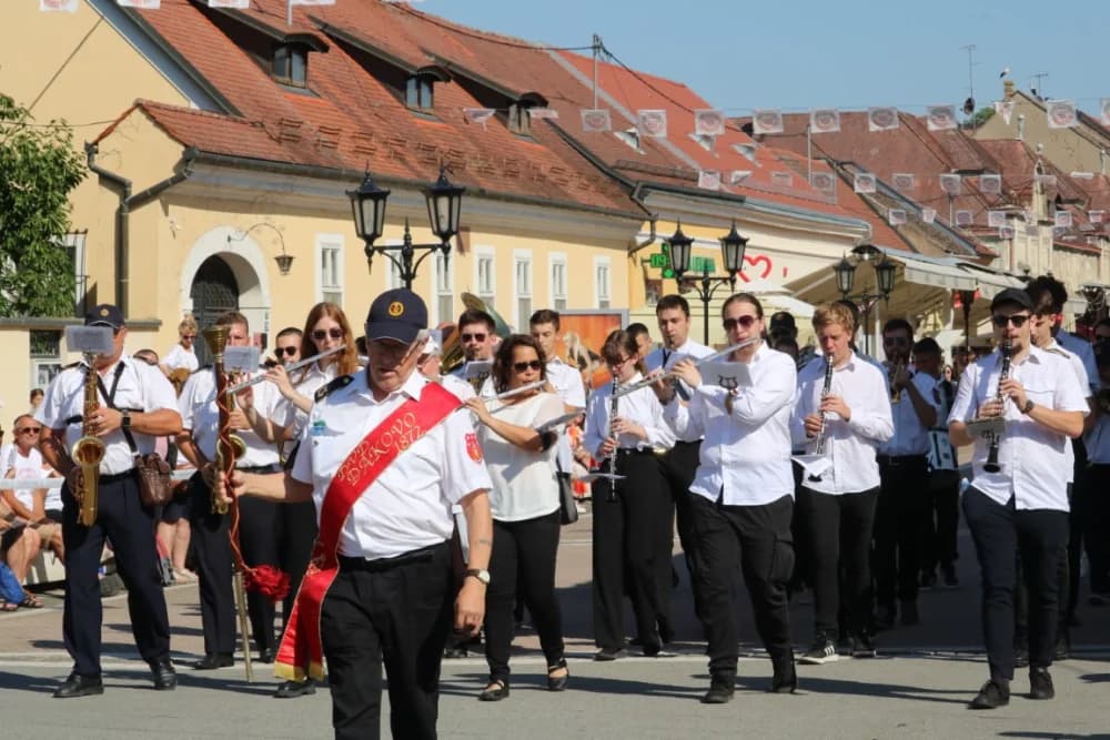 /VELIKA FOTOGALERIJA/ Ljepota tradicije i bogatstvo narodnih običaja dočarana na 58. Đakovačkim vezovima