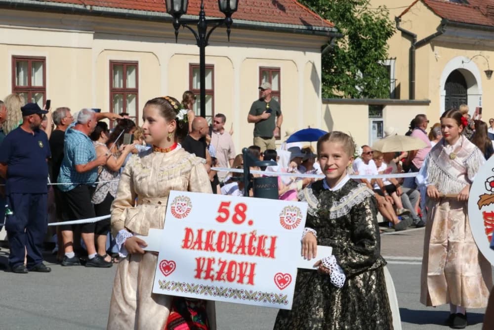 /VELIKA FOTOGALERIJA/ Ljepota tradicije i bogatstvo narodnih običaja dočarana na 58. Đakovačkim vezovima