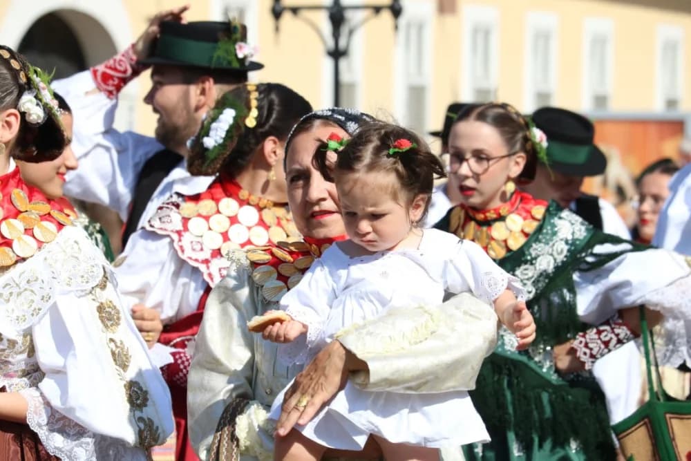/VELIKA FOTOGALERIJA/ Ljepota tradicije i bogatstvo narodnih običaja dočarana na 58. Đakovačkim vezovima