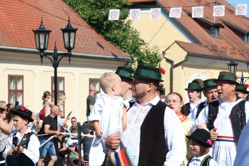 /VELIKA FOTOGALERIJA/ Ljepota tradicije i bogatstvo narodnih običaja dočarana na 58. Đakovačkim vezovima