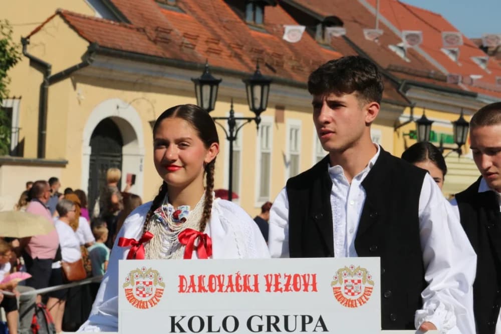 /VELIKA FOTOGALERIJA/ Ljepota tradicije i bogatstvo narodnih običaja dočarana na 58. Đakovačkim vezovima