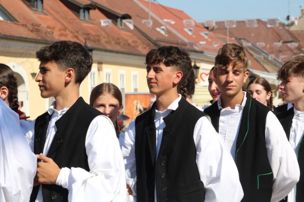 /VELIKA FOTOGALERIJA/ Ljepota tradicije i bogatstvo narodnih običaja dočarana na 58. Đakovačkim vezovima