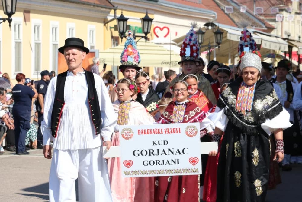 /VELIKA FOTOGALERIJA/ Ljepota tradicije i bogatstvo narodnih običaja dočarana na 58. Đakovačkim vezovima
