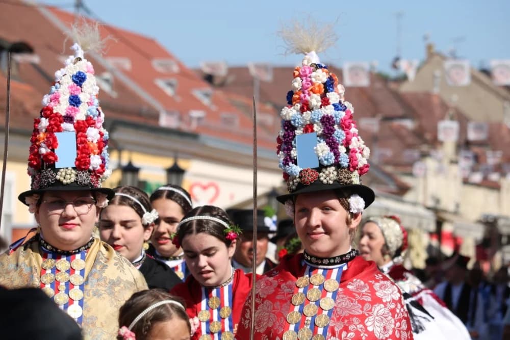 /VELIKA FOTOGALERIJA/ Ljepota tradicije i bogatstvo narodnih običaja dočarana na 58. Đakovačkim vezovima