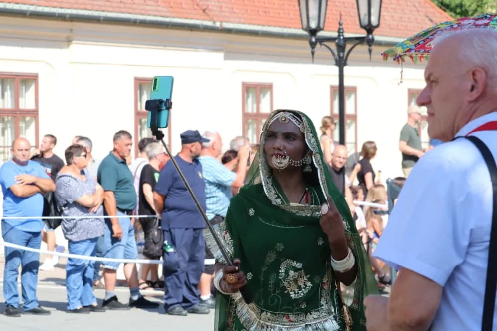 /VELIKA FOTOGALERIJA/ Ljepota tradicije i bogatstvo narodnih običaja dočarana na 58. Đakovačkim vezovima