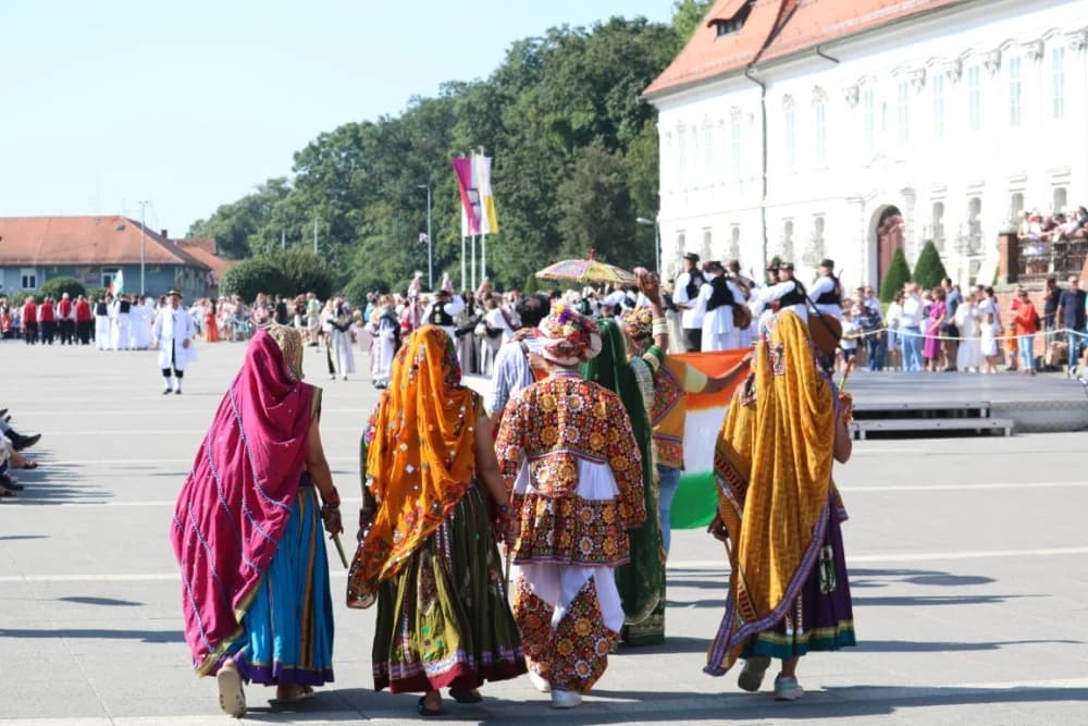 /VELIKA FOTOGALERIJA/ Ljepota tradicije i bogatstvo narodnih običaja dočarana na 58. Đakovačkim vezovima