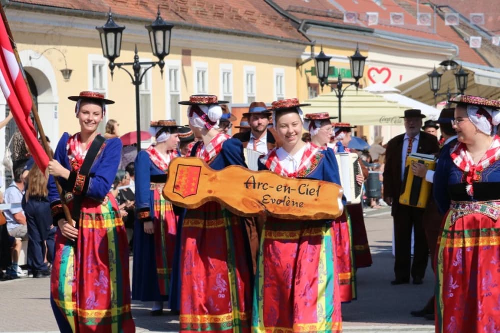 /VELIKA FOTOGALERIJA/ Ljepota tradicije i bogatstvo narodnih običaja dočarana na 58. Đakovačkim vezovima