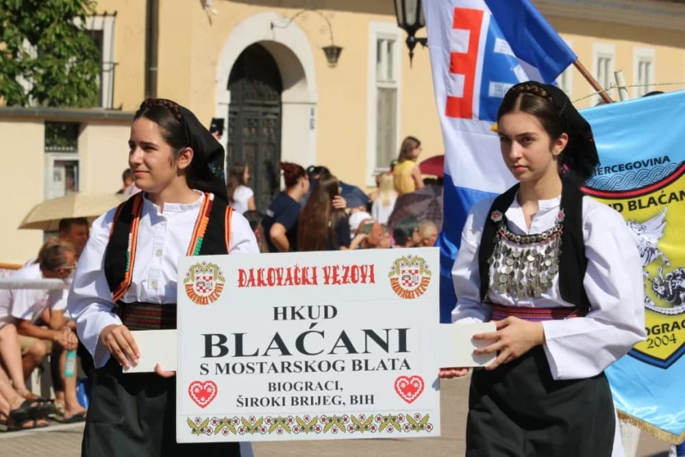 /VELIKA FOTOGALERIJA/ Ljepota tradicije i bogatstvo narodnih običaja dočarana na 58. Đakovačkim vezovima